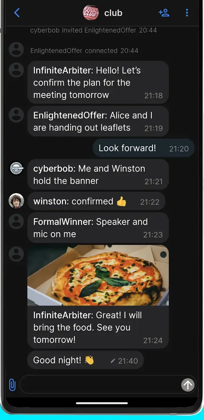 SimpleX group chat in dark mode showing messages from several members, a shared photo of a pizza, and the message input bar.